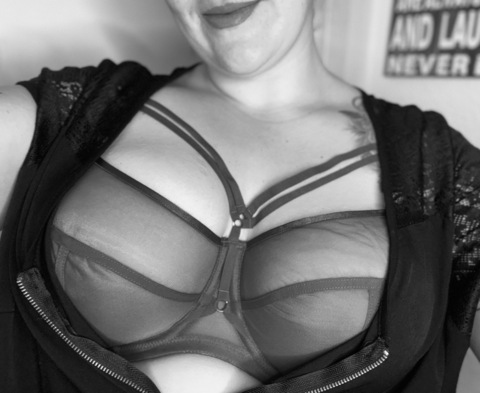 Header of honeycurvygirl