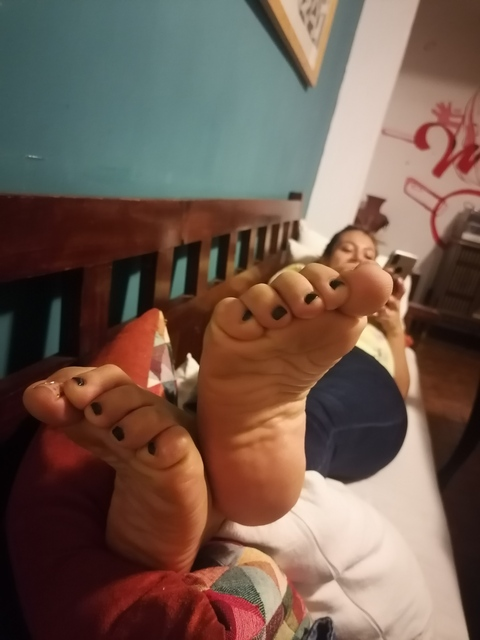 Header of shellygoddessfeet